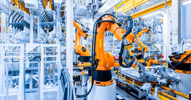 brazos robóticos realizando un proceso de automatización industrial