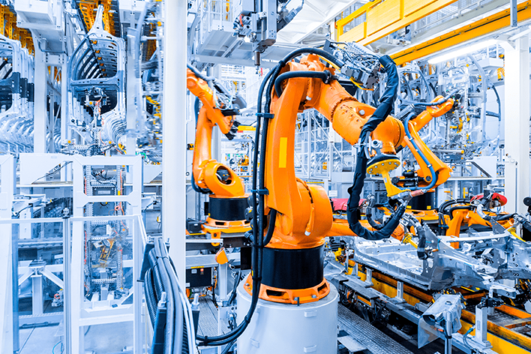 brazos robóticos realizando un proceso de automatización industrial