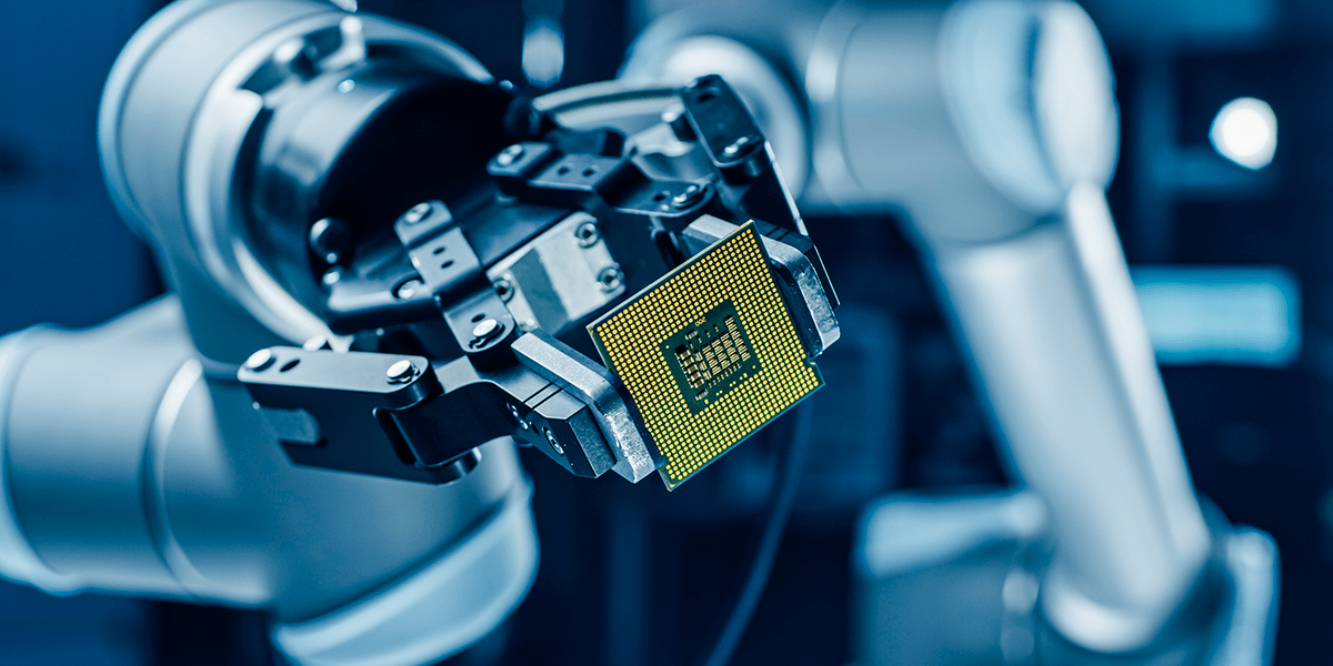 robot industrial en línea de producción con un procesador en mano