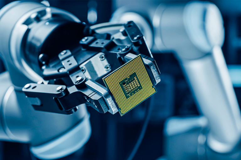 robot industrial en línea de producción con un procesador en mano