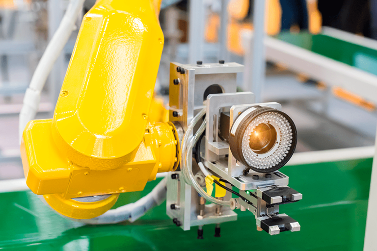 robot industrial con sistema de visión artificial instalado