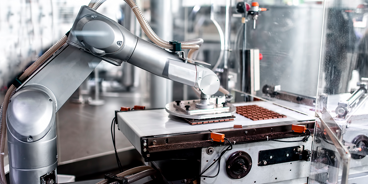 robot industrial en linea de produccion de alimentos