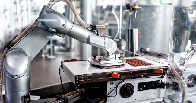 robot industrial en linea de produccion de alimentos