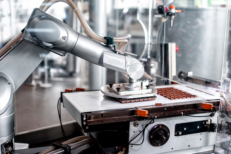 robot industrial en linea de produccion de alimentos